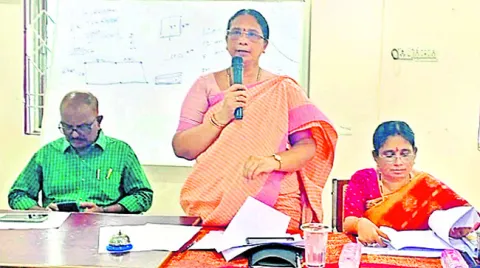 ఫీల్డ్‌ అసిస్టెంట్లకు షోకాజ్‌ నోటీసులు 