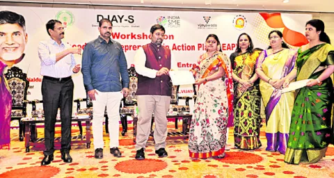ప్రతి కుటుంబం నుంచి వ్యాపారులు రావాలి 