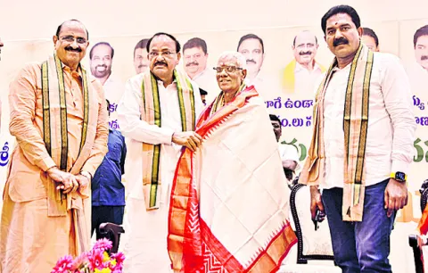 రాజకీయ నాయకులు ప్రజలకు ఆదర్శంగా ఉండాలి 
