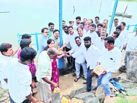 పోచారం నుంచి నీటి విడుదల