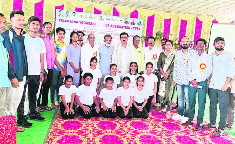 దేశ సంస్కృతిని చాటిన యోగా 
