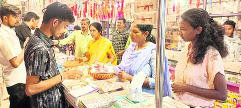 ‘రాఖీ’ సందడి