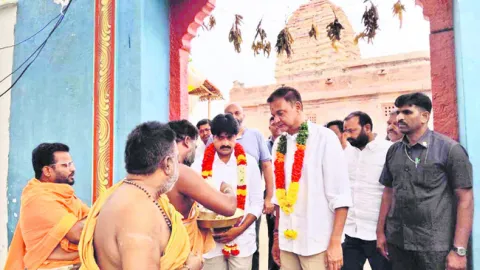 జోగుళాంబ ఆలయంలో ఎమ్మెల్సీ, ఎమ్మెల్యే పూజలు  
