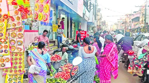 మార్కెట్‌కు వరలక్ష్మీ కళ