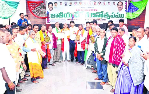 కాలానికి అనుగుణంగా డిజైన్లు రూపొందించాలి