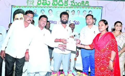 అర్హులందరికీ సంక్షేమ ఫలాలు