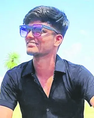 ఆటో లాక్కెళ్లారని మనస్తాపం 