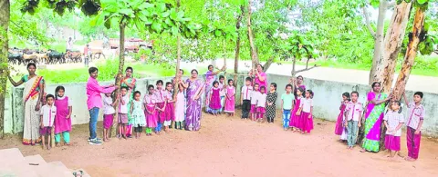 చెట్టుకు బొట్టుపెట్టి.. రాఖీ కట్టి