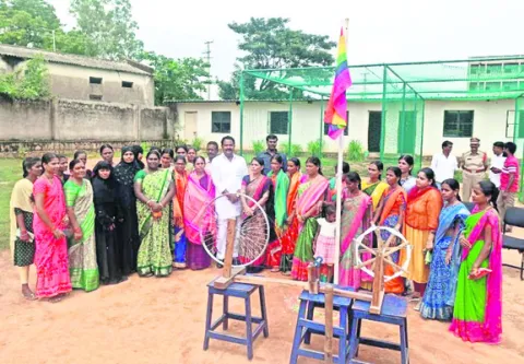 చేనేత కార్మికులకు కేంద్రం అండ