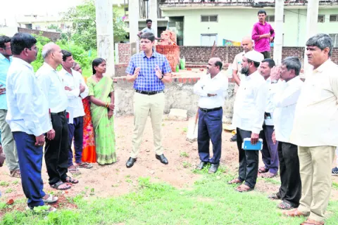 ఇళ్ల నిర్మాణాలను వేగవంతం చేయాలి