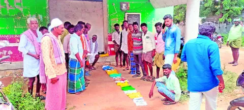 24 మందికి 60 టన్నుల యూరియా!