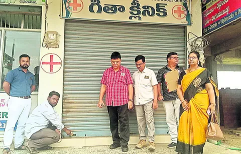 రెండు ప్రైవేట్‌ ఆస్పత్రులు సీజ్‌