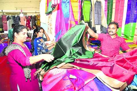 ఆకర్షిస్తున్న హస్తకళా మేళా 