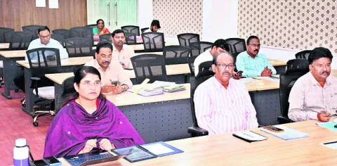 అవసరమైన ప్రాంతాలకు యూరియా