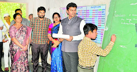 జెడ్పీ హైస్కూల్‌ను  దత్తత తీసుకున్న కలెక్టర్‌ 
