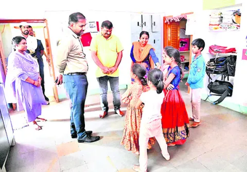 చిన్నారుల చదువుపై శ్రద్ధ చూపాలి