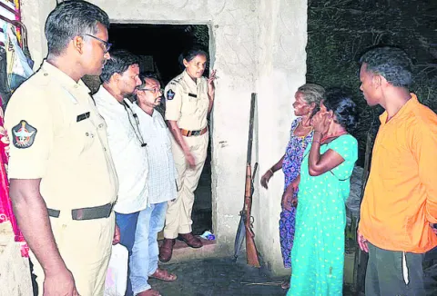 నాటు తుపాకులు కలిగి ఉండడం చట్టరీత్యా నేరం
