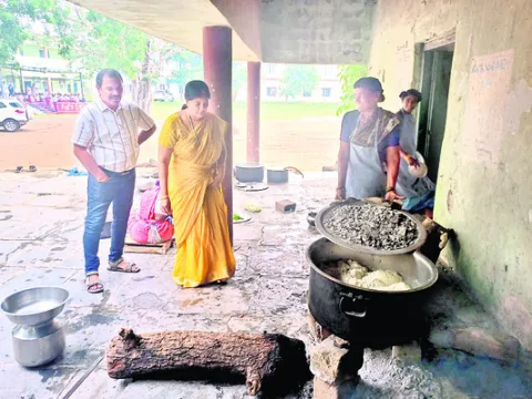 మధ్యాహ్న భోజనంలో మెనూ పాటించాలి