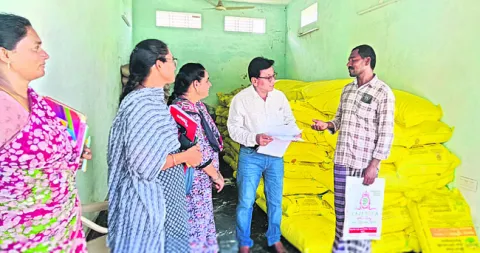 ఎరువు నిల్వలపై ఆందోళన వద్దు 