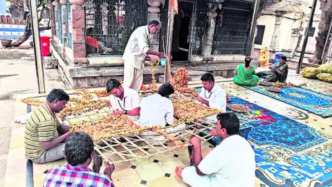 శ్రీశైలంలో 184 టీఎంసీల నీరు  