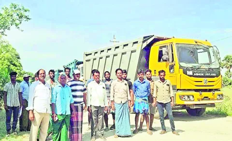 రోడ్డు మరమ్మతు చేయాలని నిరసన