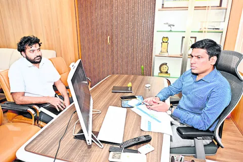 జిల్లా అధికారులతో సమీక్షలు 