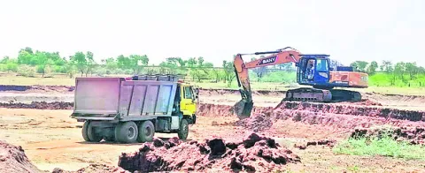 అవినీతి మత్తు.. గ్రావెల్‌ ఎత్తు 
