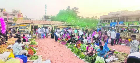 ‘రైతు బజారు’పాలు