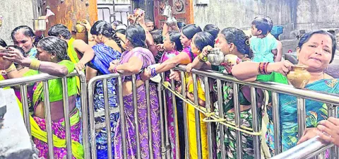 అభిషేక ప్రియుడి సేవలో తరించాలని..