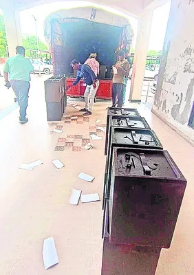 గుజరాత్‌ నుంచి బ్యాలెట్‌ బాక్సులు