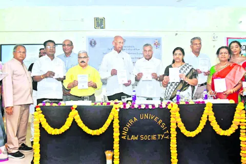 రాజ్యాంగం ప్రజలందరినీ ఐక్యం చేస్తుంది 
