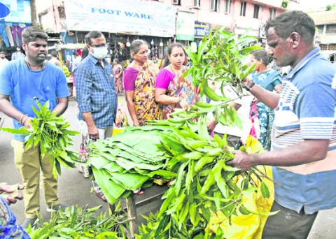 మార్కెట్లకు శ్రావణ శోభ