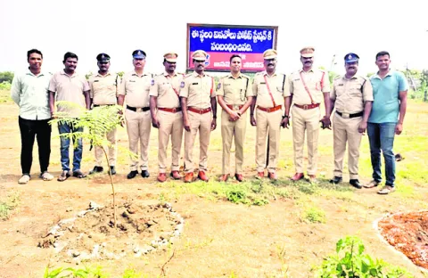 పోలీస్‌స్టేషన్‌ స్థలాన్ని సందర్శించిన డీసీసీ