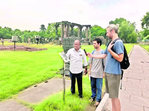 కోటలో విదేశీయుల సందడి
