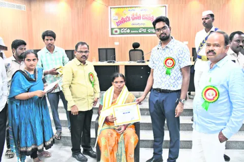 చేనేతల ఆర్థిక సాధికారతకు కృషి 
