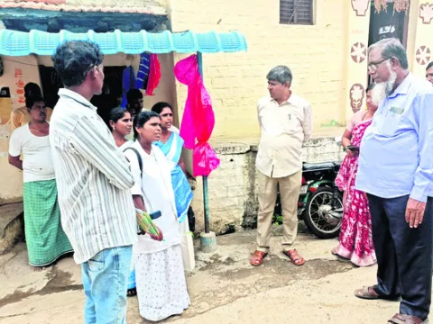 పరిసరాలను పరిశుభ్రంగా  ఉంచుకోవాలి