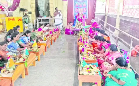 భక్తిశ్రద్ధలతో వరలక్ష్మి వ్రతాలు 