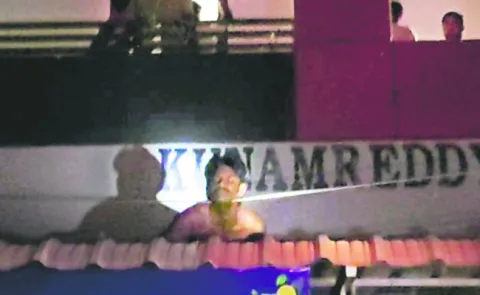 విద్యుత్‌ తీగలపై పడి యువకుడి మృతి
