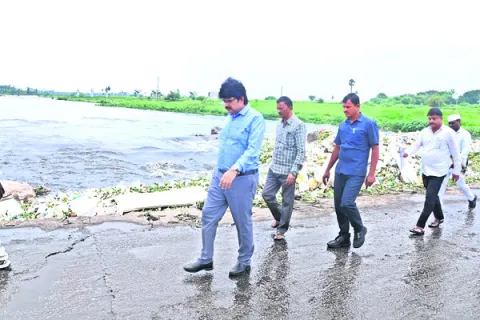 అధికారులంతా అప్రమత్తంగా ఉండాలి