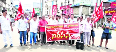 ఓటరు జాబితా సవరణ ఆపాలి 