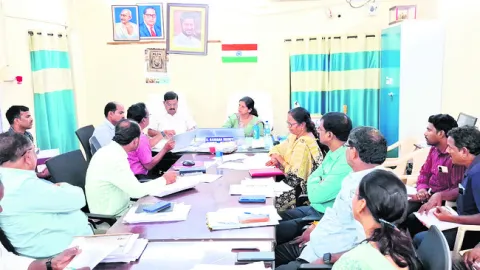 ఇళ్ల నిర్మాణంలో పురోగతి సాధించాలి