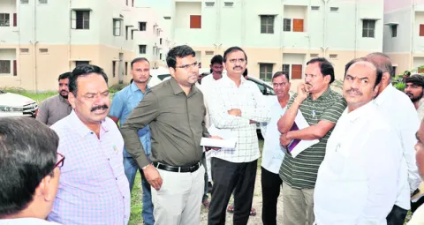 ఇందిరమ్మ ఇళ్ల నిర్మాణాలు వేగవంతం చేయాలి 