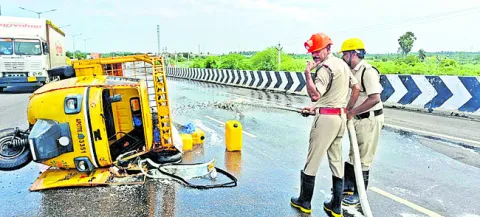 యాసిడ్‌ లోడుతో వెళ్తున్న ట్రక్కు ఆటో బోల్తా  