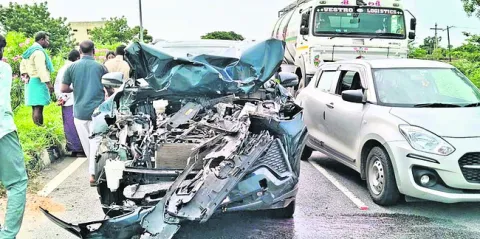 లారీని ఢీకొట్టిన కారు..