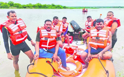శివసాగర్‌ చెరువులో ఎస్‌డీఆర్‌ఎఫ్‌ బృందం సాధన