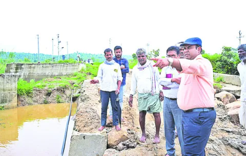 అధికారులు అప్రమత్తంగా ఉండాలి 
