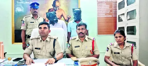 రైతులను బెదిరించి.. డబ్బు డిమాండ్‌ 