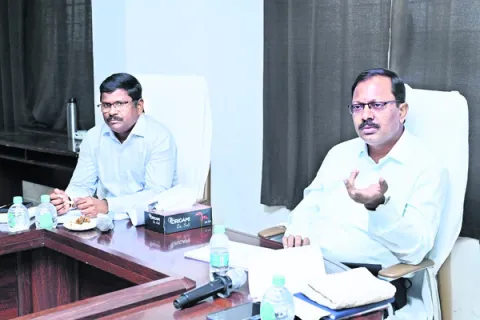 నూరుశాతం పన్ను వసూళ్లు చేయాలి