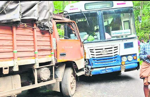 ఘాట్‌రోడ్డులో ఆర్టీసు బస్సు– లారీ ఢీ 