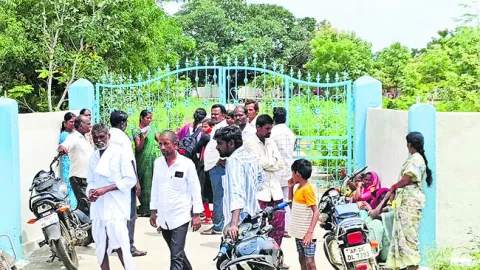 కేజీబీవీ వద్ద పడిగాపులు 